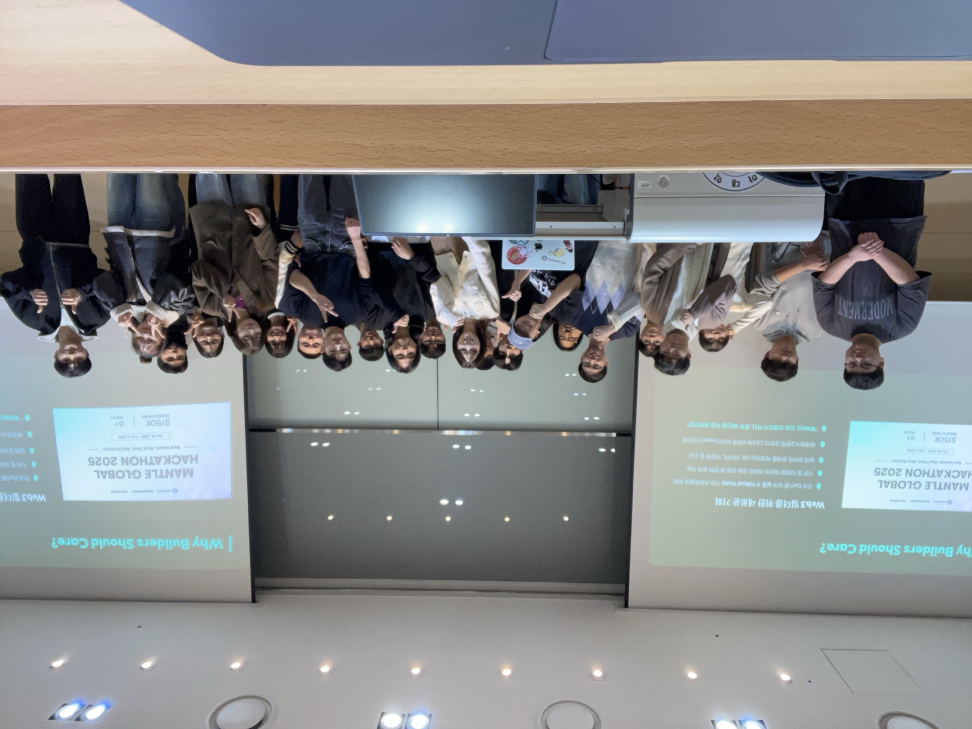 Mantle Global Hackathon 행사장에서 함께한 BlueNode 구성원들