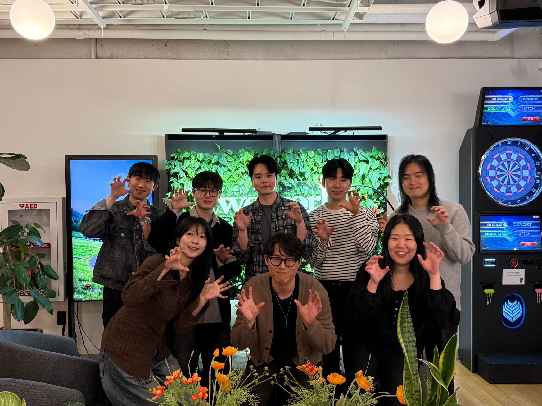 Tiger Research 공간에서 단체 사진을 찍는 BlueNode 구성원들
